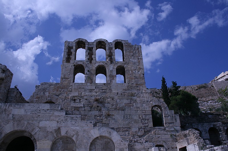 L'acropoli si trova in posizione dominante su uno sperone di roccia quasi interamente a strapiombo sulla valle circostante.
