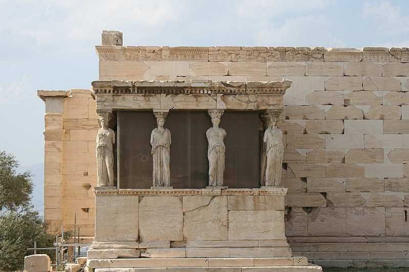 ma il pi famoso, per il portico retto da otto fanciulle di marmo, le cariatidi.