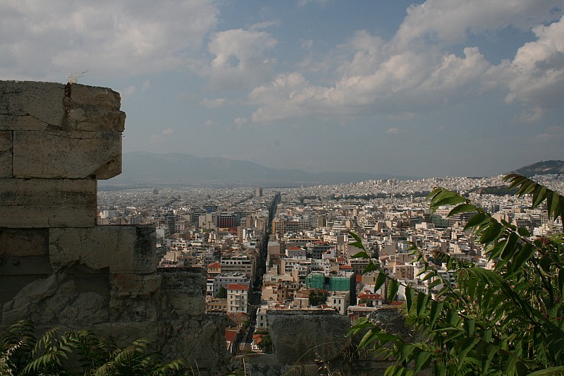 Da qui si ammira uno dei panorami pi belli della citt. Ai piedi dell'Acropoli, Atene si allunga sconfinata.  