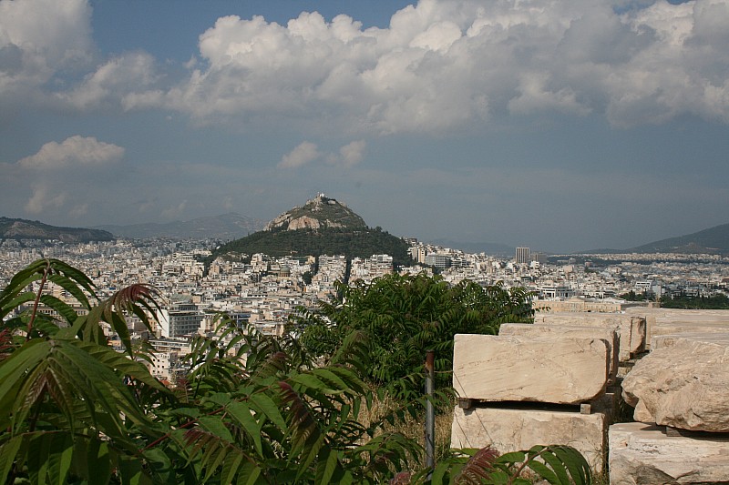 A sinistra c' il Monte Lycabettus, e sullo sfondo si vedono i resti del gigantesco tempio di Zeus e lo stadio olimpico. 