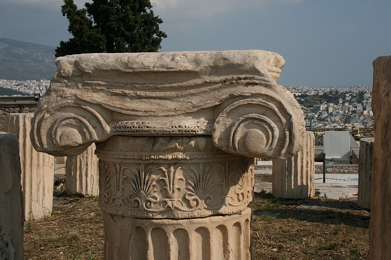 Pi in l sorge il teatro di Dioniso, sede delle opere di Sofocle, Eschilo, Euripide e Aristofane. .