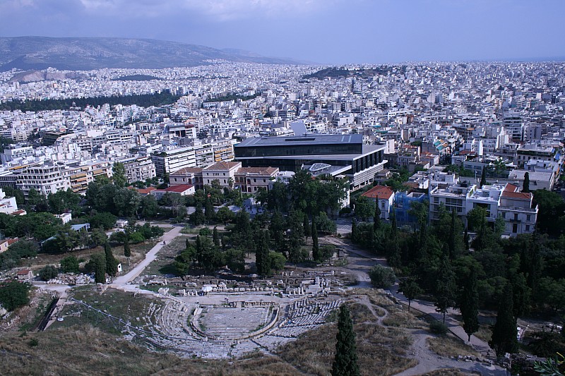 Sotto l'Acropoli,il teatro di Erode Attico, costruito dai romani nel 161 a.C., ed ancora usato per balletti e opere teatrali. 