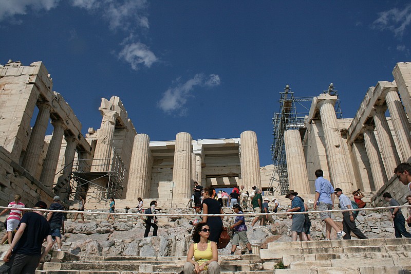  Sulla sommit dell'acropoli  il Partenone, tempio dedicato ad Atena Parthenos, ossia vergine.  