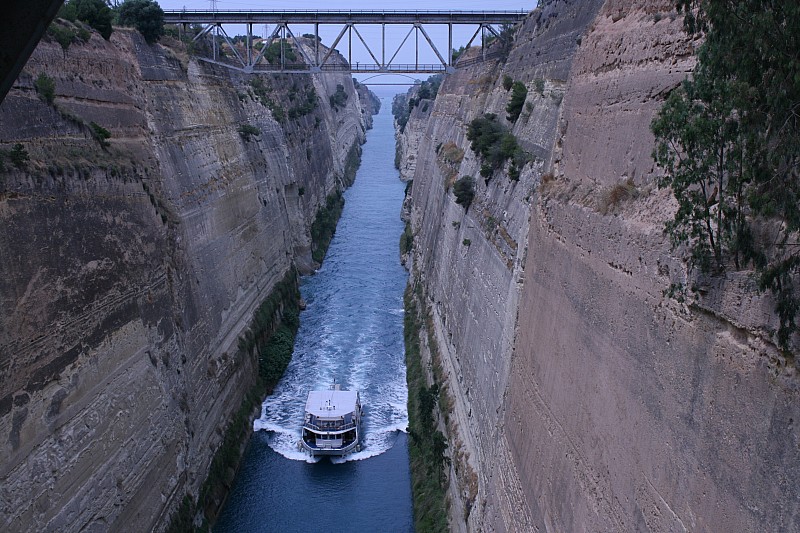 La sua pi grossa limitazione  la dimensione che non consente il transito alle moderne navi transoceaniche.

 