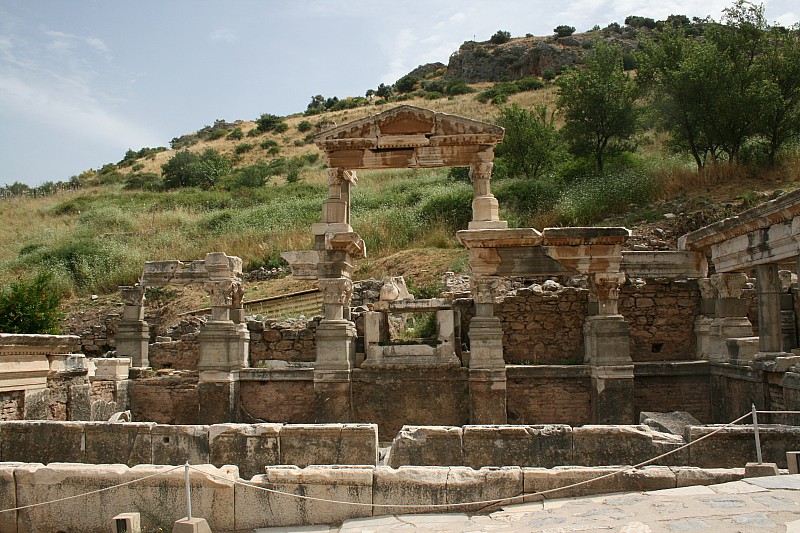  L'imponente teatro capace di 25 mila spettatori,creato da Lisimaco nel 271 a.C. 