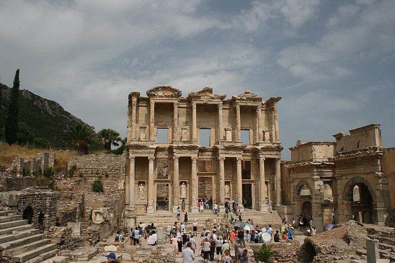    Inizia allora la via marmorea, fronteggiata dal tempio di Serapide e dall'agor inferiore con i suoi porticati.

 