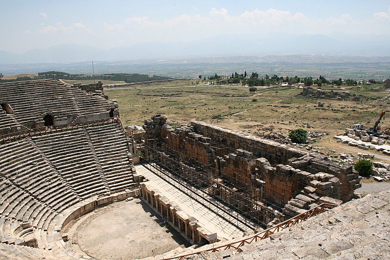  a questo periodo, infatti, che si pu far risalire la costruzione di molti monumenti quali l'agora commerciale, 