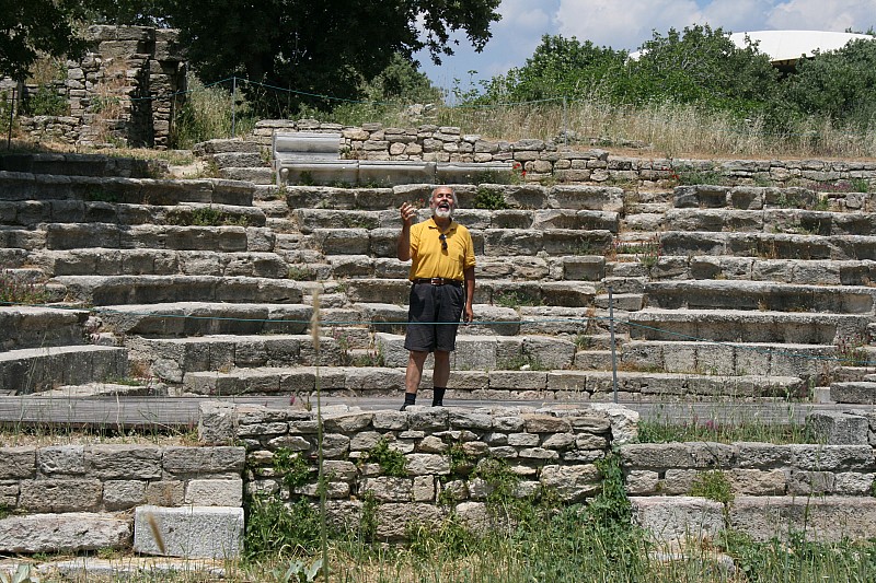 Gli scavi archeologici hanno rivelato ben nove insediamenti relativi ad epoche differenti, un teatro, rovine di muraglie, . 